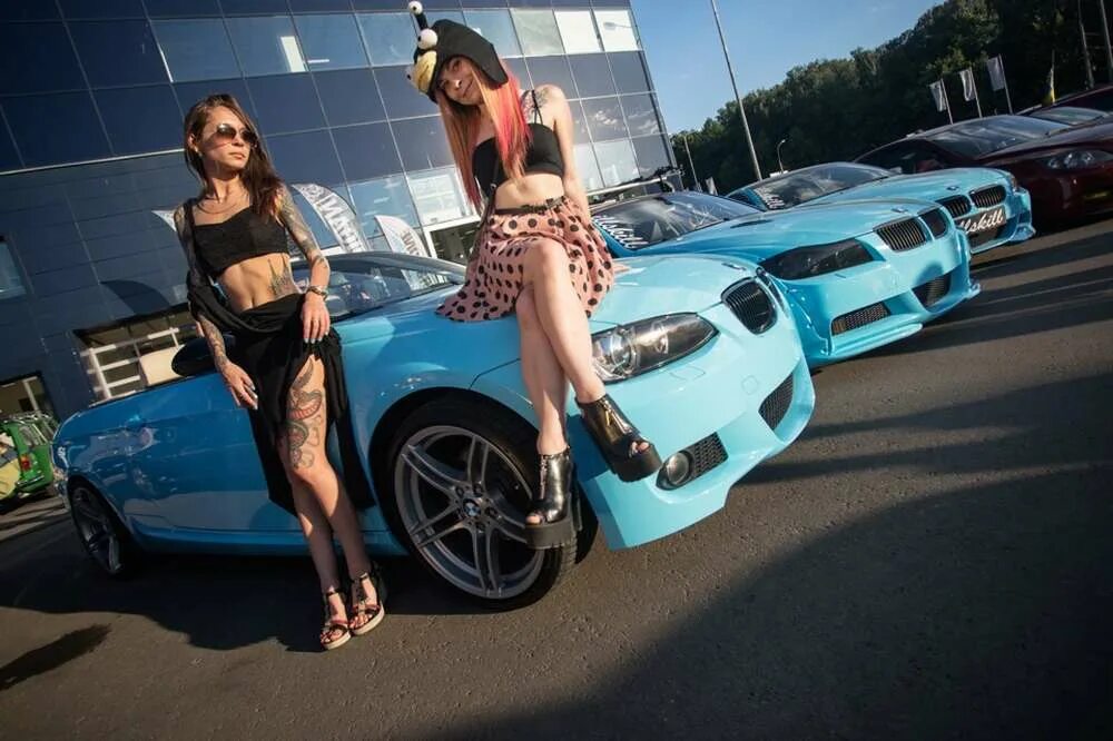 Девушки на улице автовыставка. Тусовка в машине. Автопати. Автопати машины. Автопати.