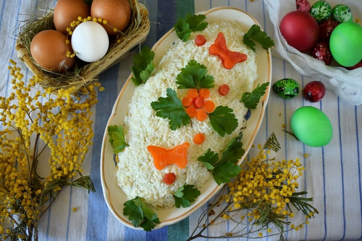 Салаты на пасху рецепты с фото. Салат пасхальное яйцо. украшение салатов на пасху. пасхальные салаты с оформлением. красивые салаты на пасху.