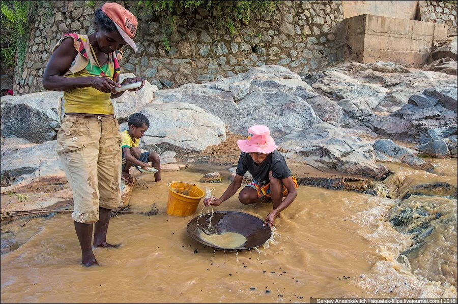 Какая добыча юар. Золотодобыча в Африке. Добыча золота в Африке. Добыча золота на Мадагаскаре. Добыча золота в Африке Мадагаскара.