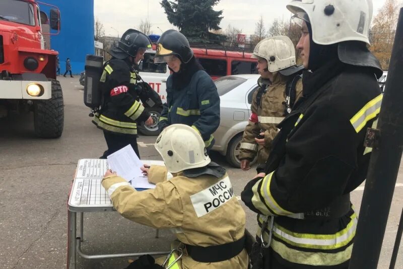 Сколько зарабатывает пожарник. Зарплата пожарного. Зарплата пожарного в Москве. Сколько получают пожарные в Москве. Сургутские пожарные.