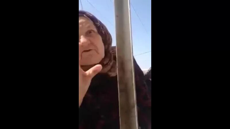 Бабка батон. Бабка победу делала в трамвае. Батоны оху#тельные по 23 рубля. Батоны ахуительные 23 рубля. Бабка батоны охуительные.