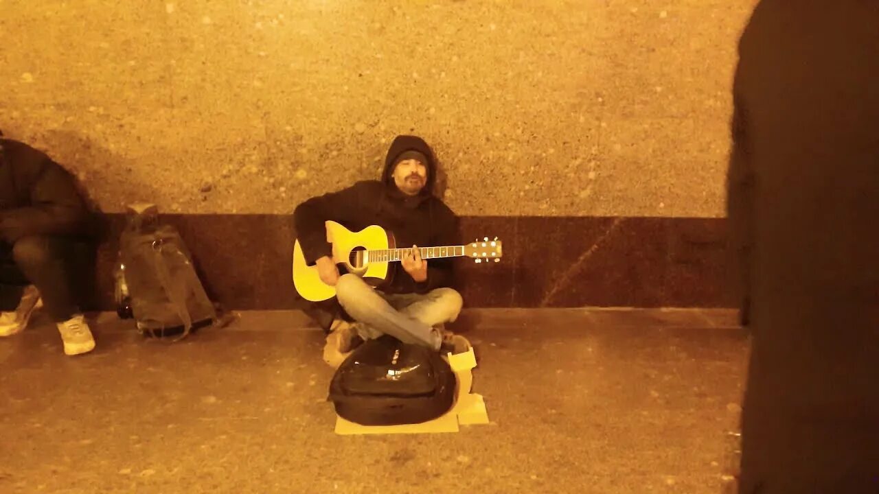 Звездный вечер никого нет только гитара. Бомж с гитарой. Парень нереально спел на гитаре. Бомж поет песню. Бездомный поет песню.