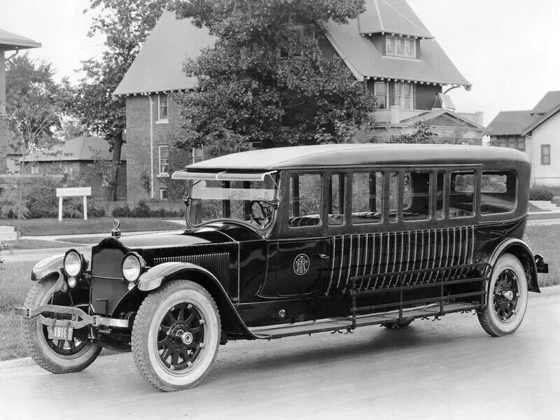 Первый автобус 80. Packard Twin Six 1915. Packard Motor car Company автомобили 1910-х годов. Packard 1921. Первый автобус.