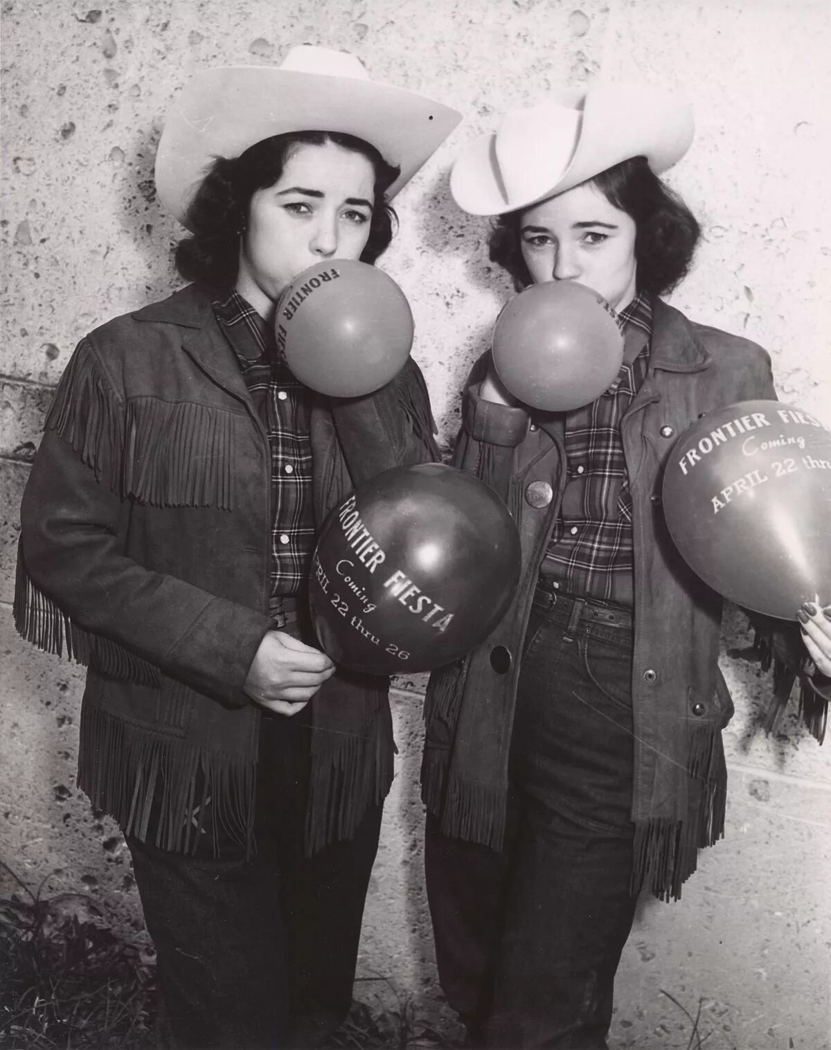 Balloon blowing up. Blow a balloon. blow up balloons. blowing up balloons. дети надувают шарики ртом.