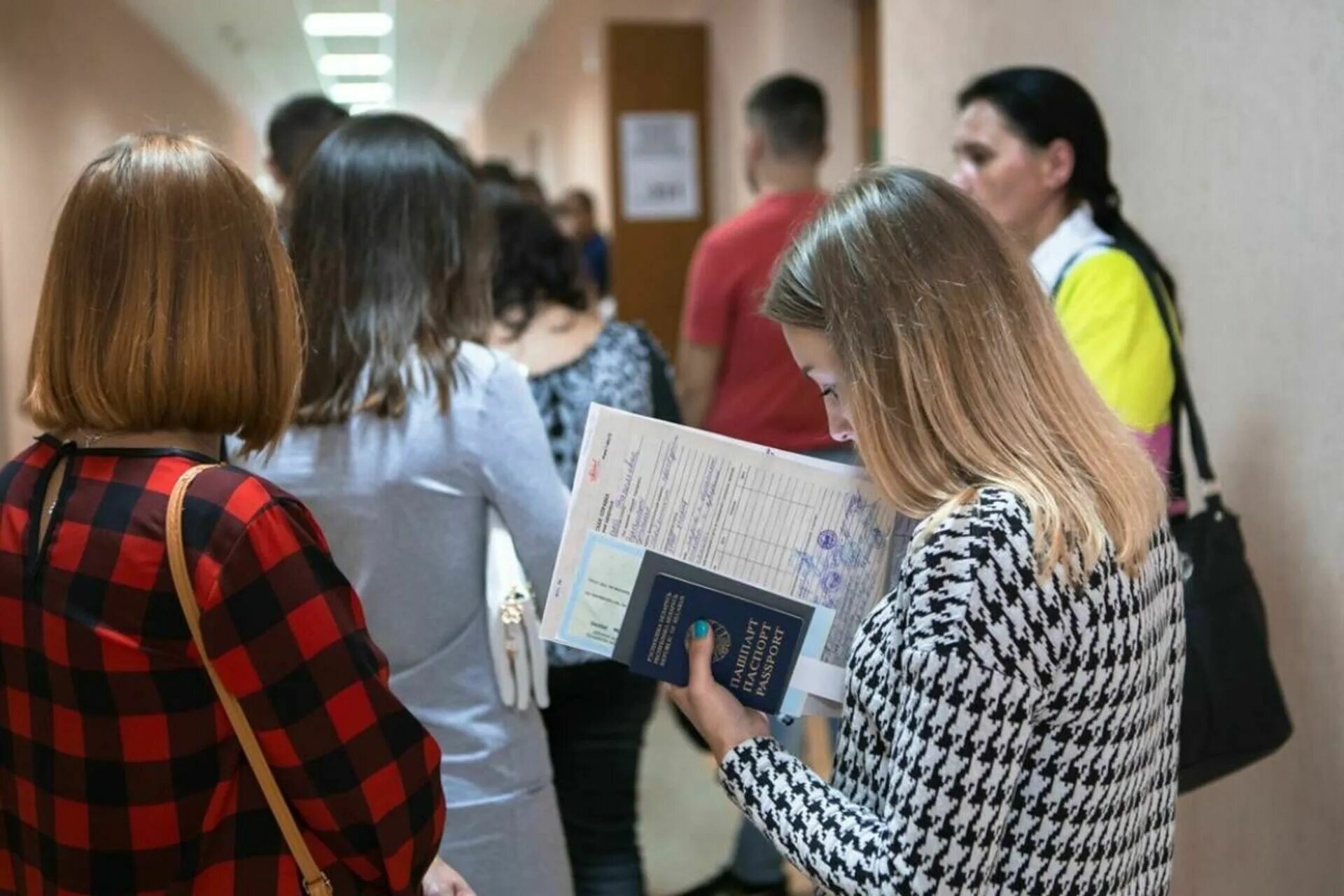Поступление в вуз 2025. Абитуриенты в белоруссии. вступительные экзамены в вузы. цт. очередь абитуриентов.