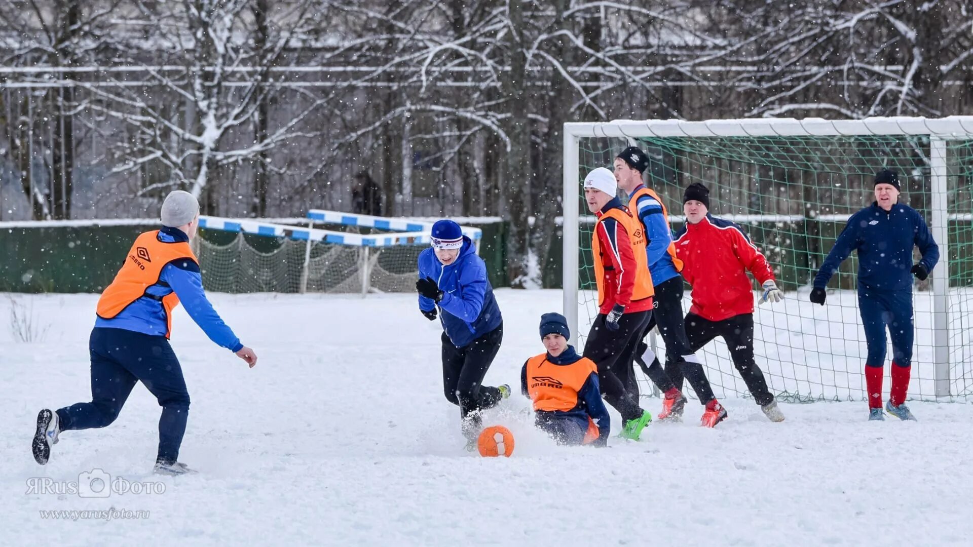 Игра зимний футбол. Зимний футбол. Футбол зимой. Зимний футбол на снегу. Футбол зимой на улице.