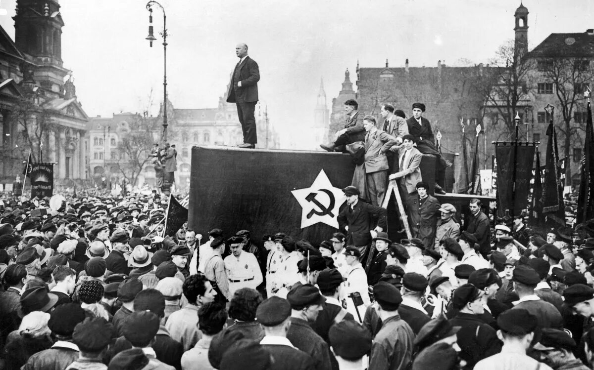 Социализм 1919. Октябрьская революция большевики. Социализм 1919. Ленин провозглашает советскую власть 1947. Социалистический рабочий интернационал.