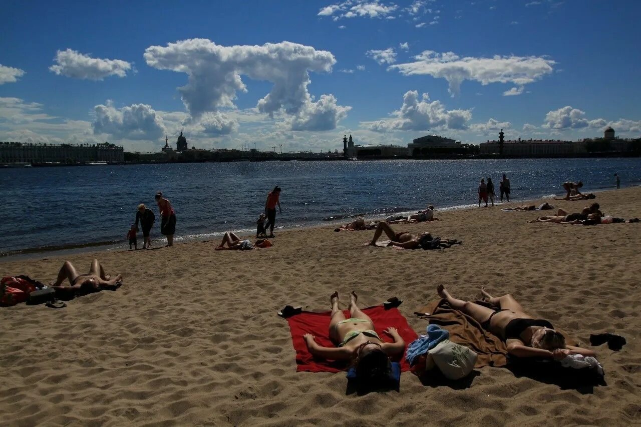 Где купаются в питере летом. Ольгинский пруд бассейка. Холодное лето петербург. Пляж санкт-петербург. Покупаться в спб.