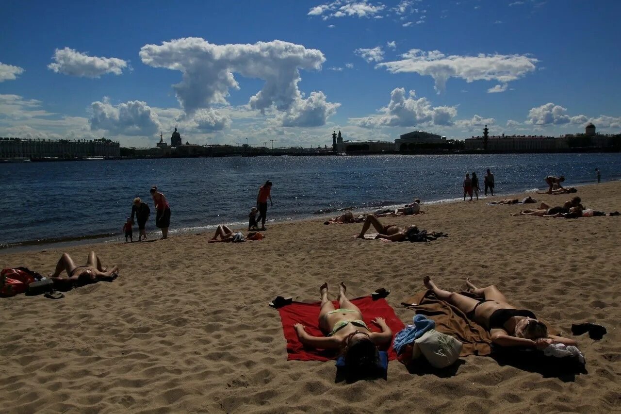 Петербург где можно купаться. Пляж Петропавловской крепости. Пляж на Неве в Ленинградской области. Пляжи Ленобласти.