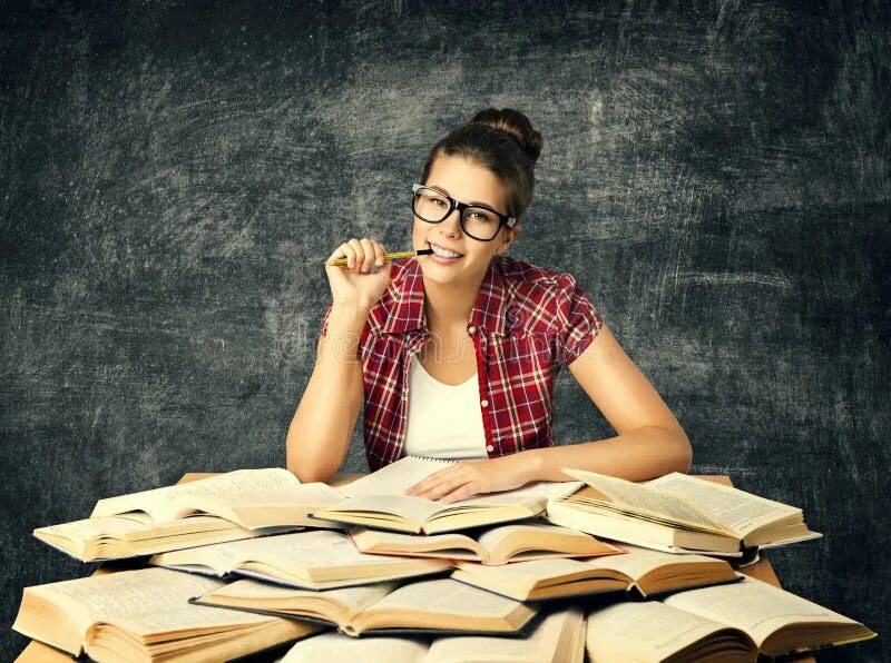 Стопка книг в библиотеке. Девочка в библиотеке. Жена много читает. Чтение и зрение. Девушка с книжкой.