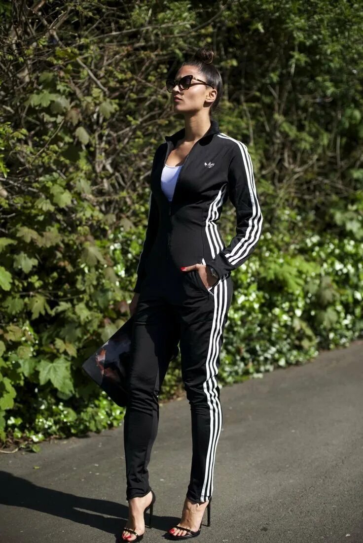 Можно ли в спортивном костюме в. Women adidas Tracksuit 2020. Кендалл спортшик. Спортивные костюмы женские с лампасами адидас. Balenciaga адидас костюм.