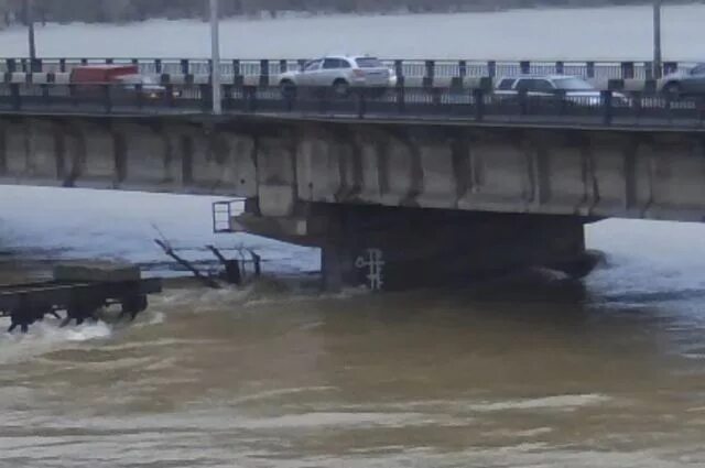 Веб камера кузнецкий мост новокузнецк уровень воды. Уровень воды река Томь в Новокузнецке. Река Томь Новокузнецк. Наводнение в Новокузнецке 2004 год. Калтан наводнение 2004.