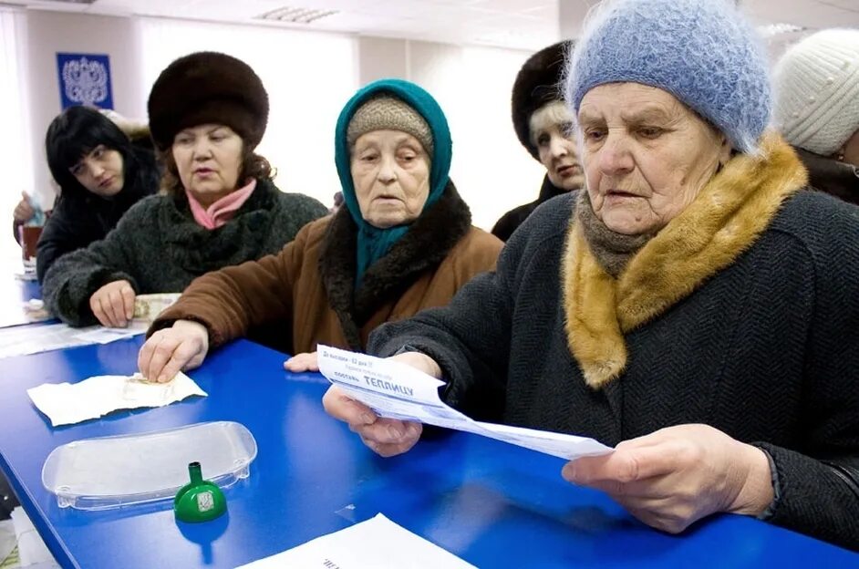 Изменение пенсий новости. Пенсионеры пенсия. Пенсионеры РФ. Пенсионеры в очереди. Российские пенсионеры.