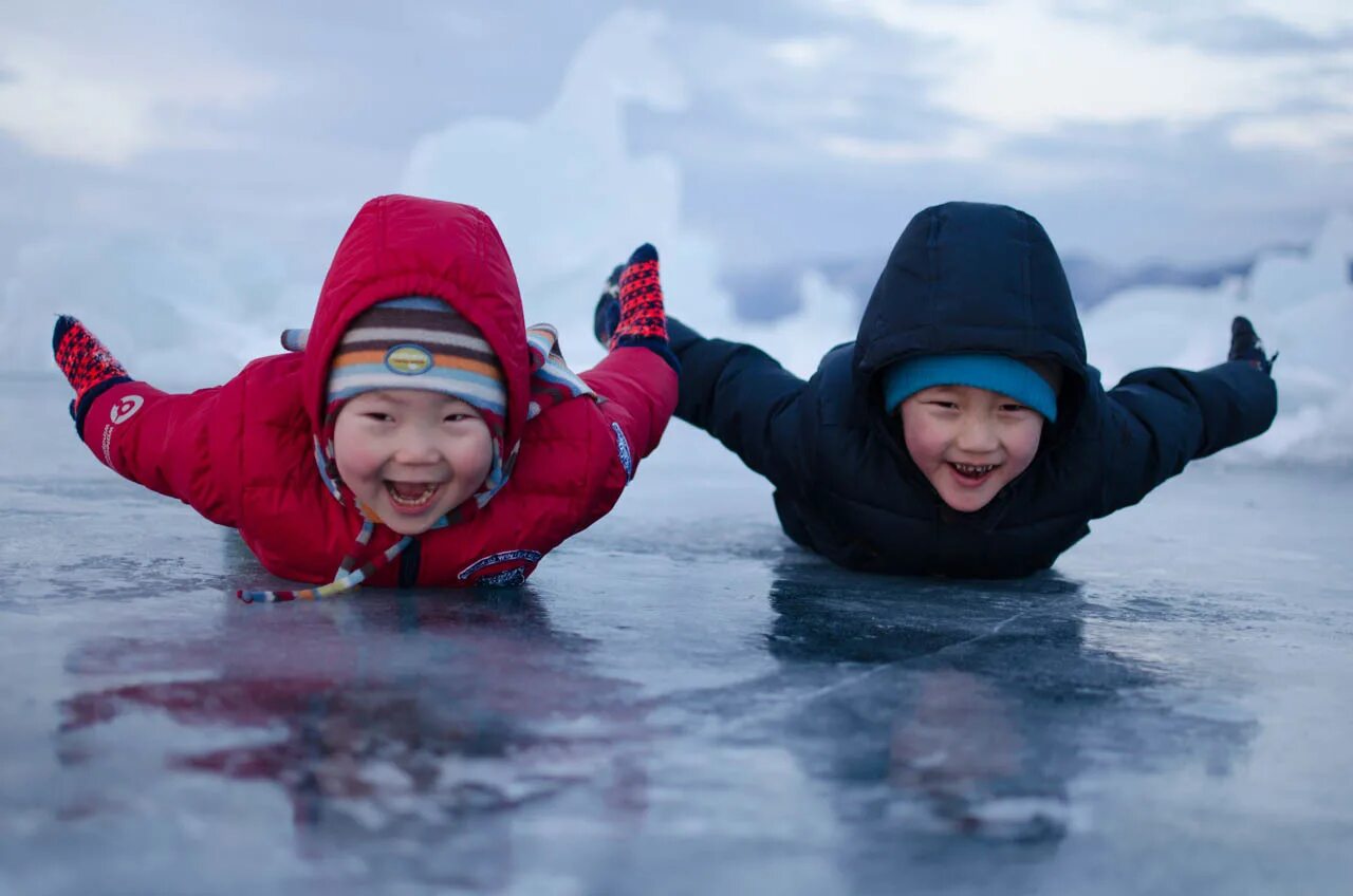 Дети на льду. Фотосессия на льду. Зимой на водоеме для детей. Дети катаются на льду. Ледовый дети