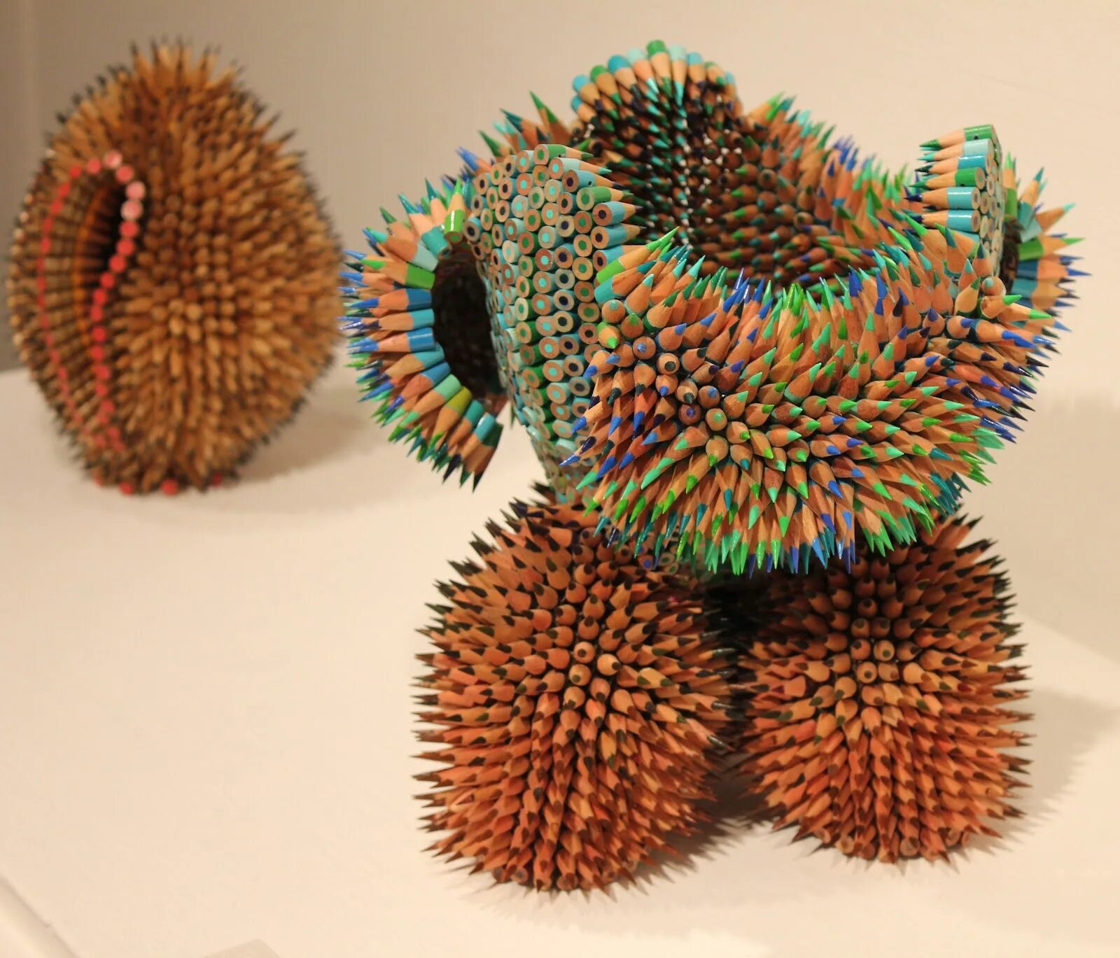 Необычные цветные карандаши. Аппликация из стружки карандаша. Из цветных карандашей. Поделки из цветных карандашей. Необычные поделки.