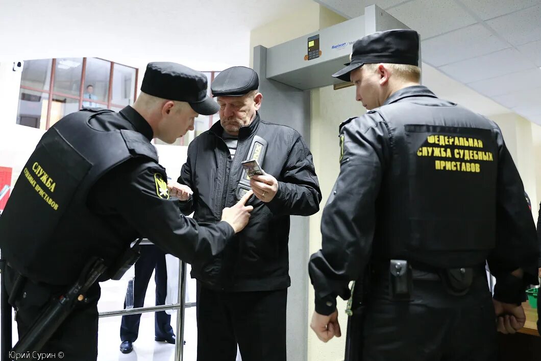 Досмотр пристав. Судебные приставы. Досмотр пристав. Фссп в судах. Судебный пристав оупдс.