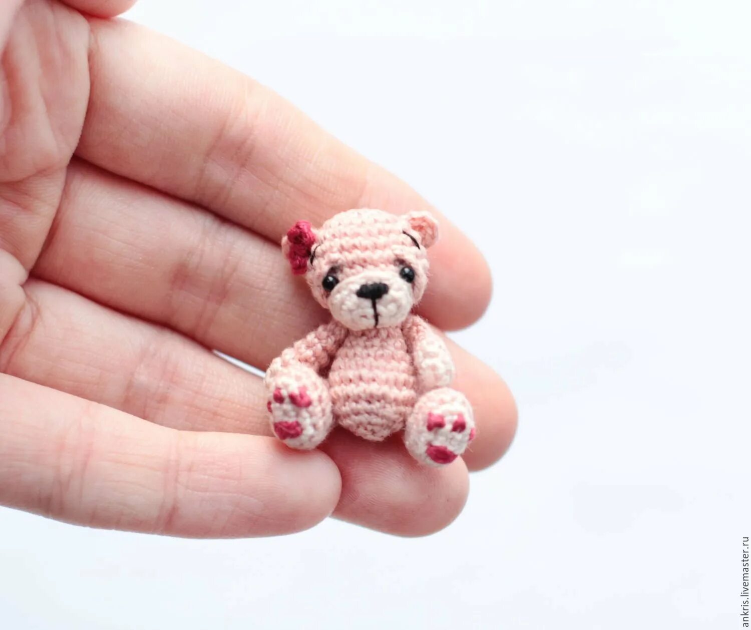 Mishka Amigurumi мишка. Медведь Карамелька амигуруми. Микровязание амигуруми. Связанные игрушки маленькие.