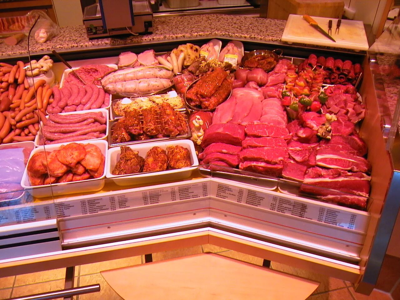 Витрина мясного магазина. Мясная витрина выкладка. Без мяса магазин. Мясной прилавок. Мясная лавка с выкладкой.