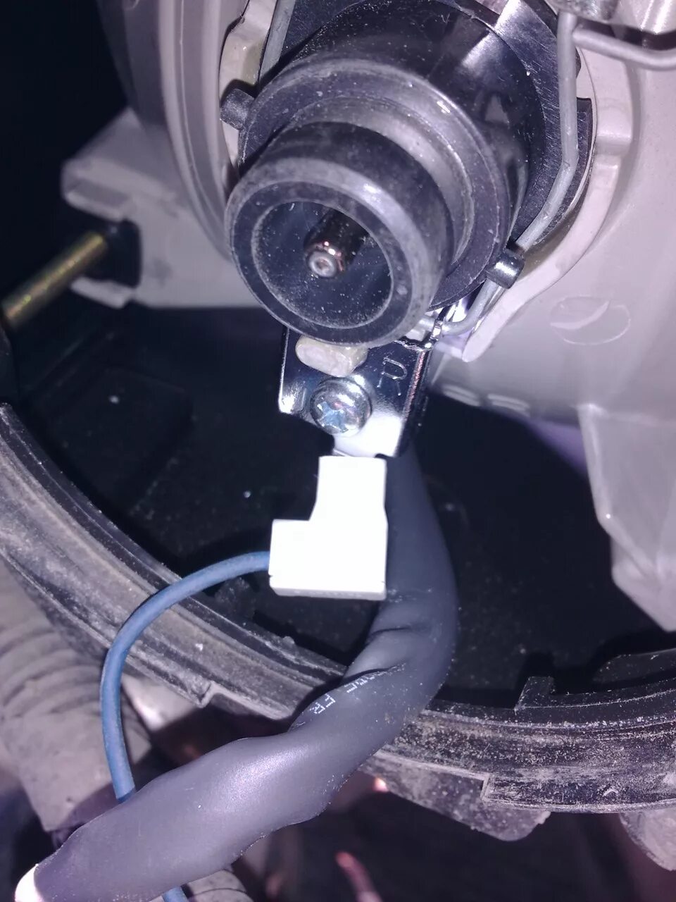 Замена лампочек передних фар - Honda Accord (8G), 2,4 л, 2011 года своими руками
