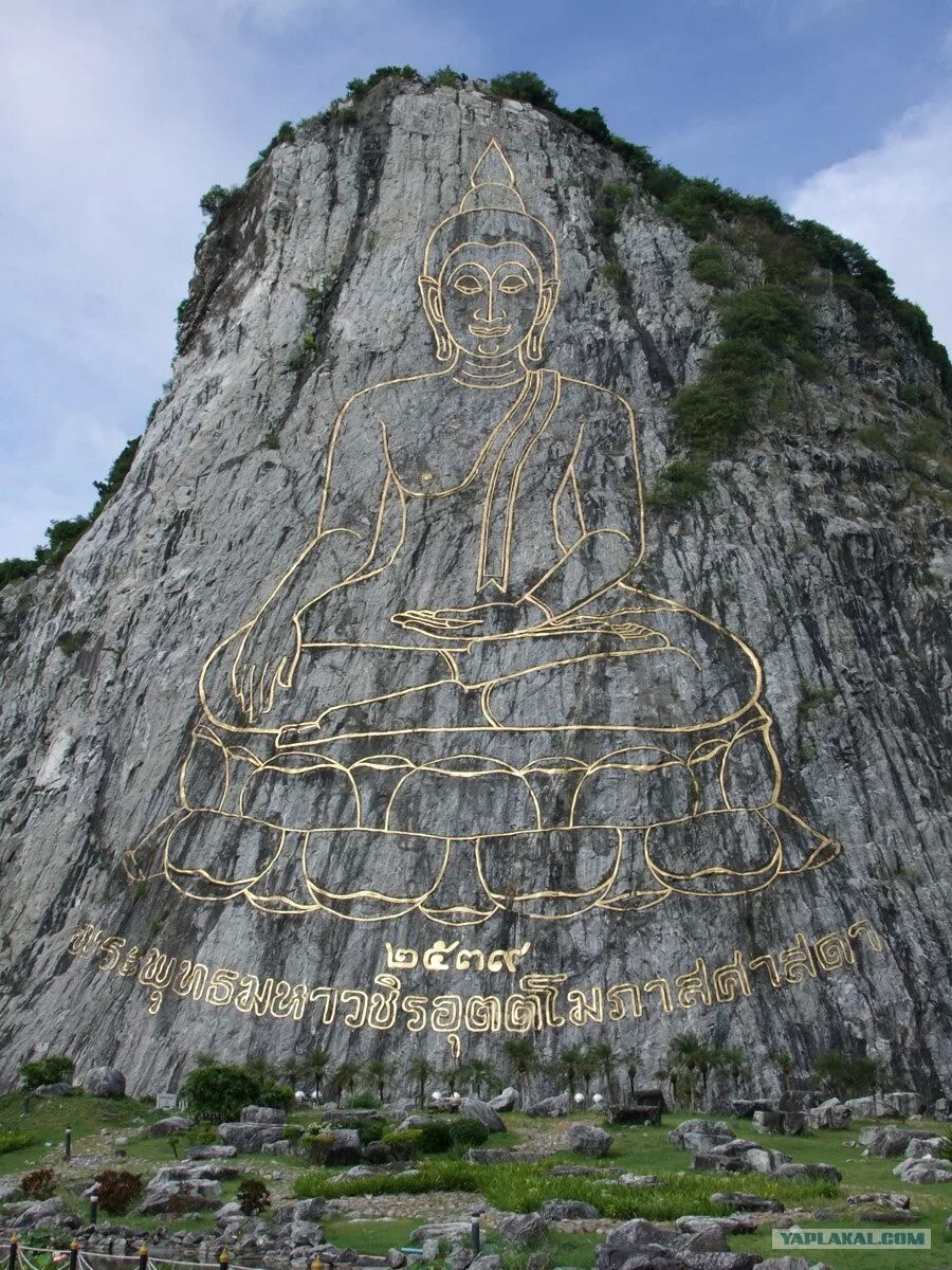 Скала будды. Гора золотого будды в паттайе. Будда в тайланде на горе. Будда на скале в паттайе. Будда на горе в паттайе.