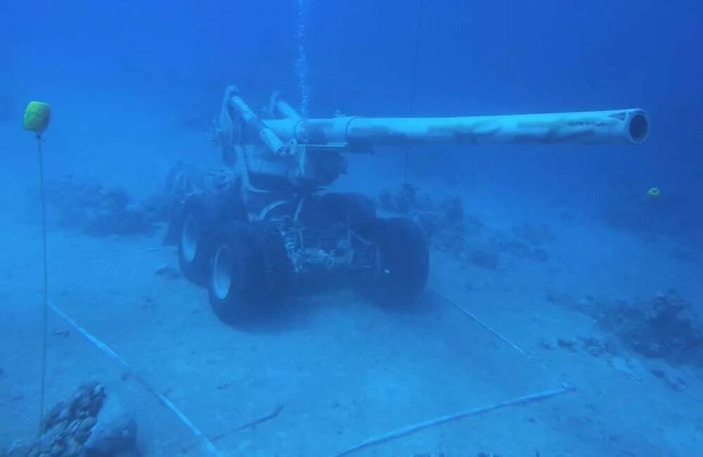 Подводный музей Акаба. Подводный музей в Иордании военной техники. Акабе музей подводный экспонаты. Затопленный танк в Иордании.