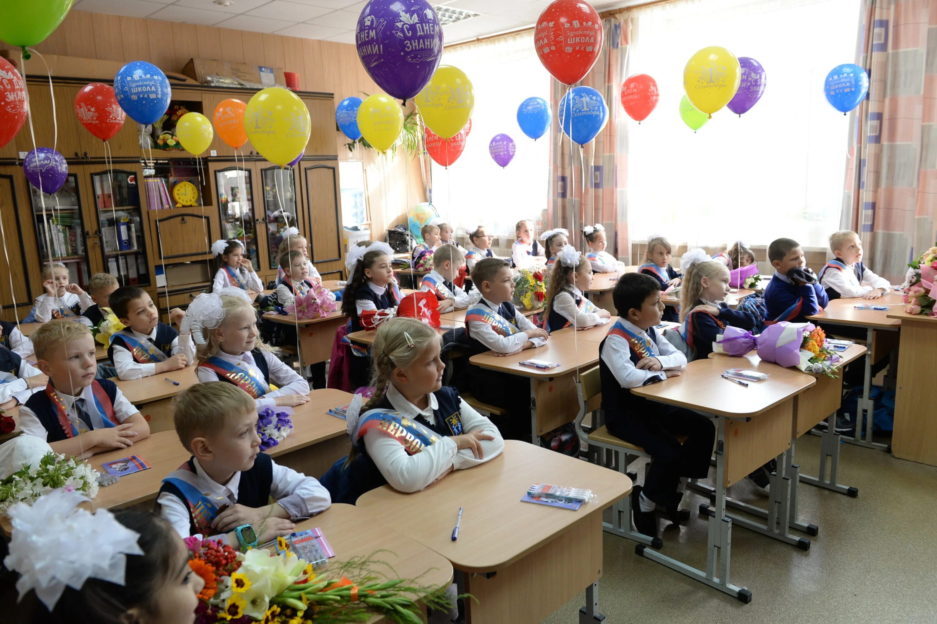 Первоклассники в классе. Школа первый класс. Фото первоклассников. Школы Екатеринбурга. Занятия в школах 27