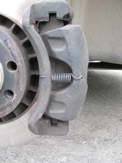 Плавающая скоба суппорта. Пружина переднего суппорта tiguan 1. Болтается суппорта. Шевроле круз передние супорта. Гремят суппорта на ховер н2.