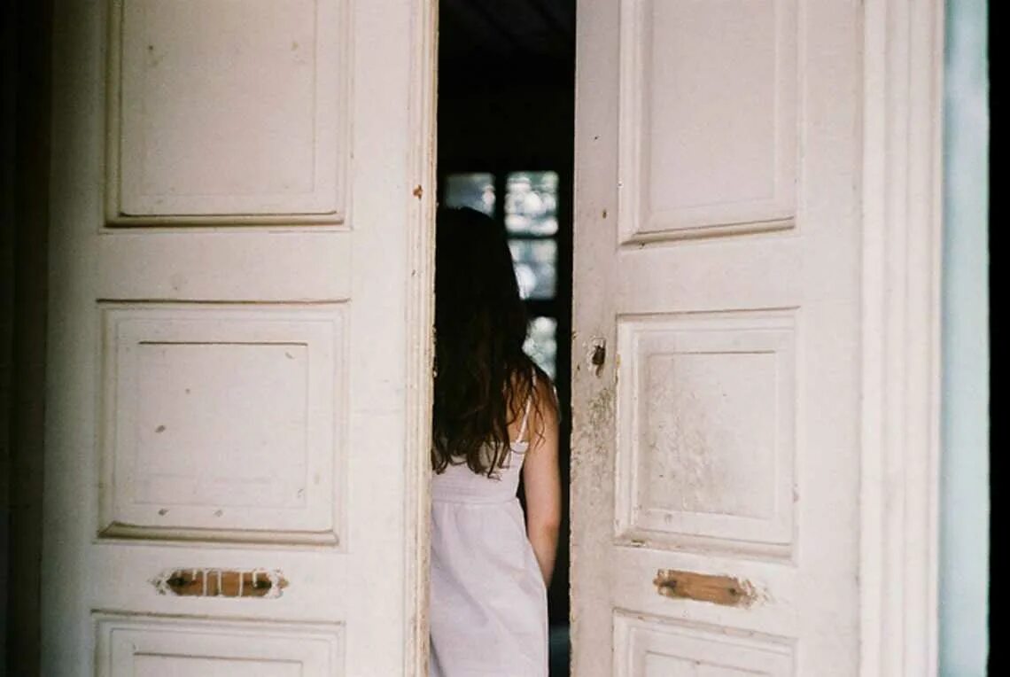 Стоя на пороге новых. Парень и девушка за дверью. Человек на пороге. Человек в коридоре. Мужчина и женщина на пороге.