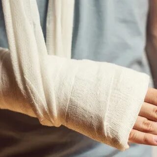 Сломать правую руку примета