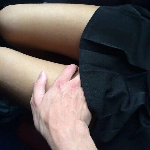Лапаю сучек. Мужская рука. Рука под платьем. Мужская рука на женском бедре. Рука на колене.