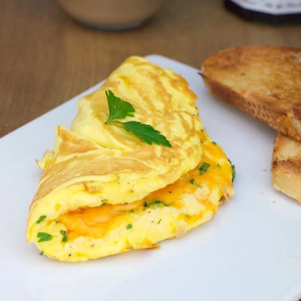 Cheese omelette. Яичница с сыром. Яичные блинчики. Омлет с сыром. Cheese omelette.