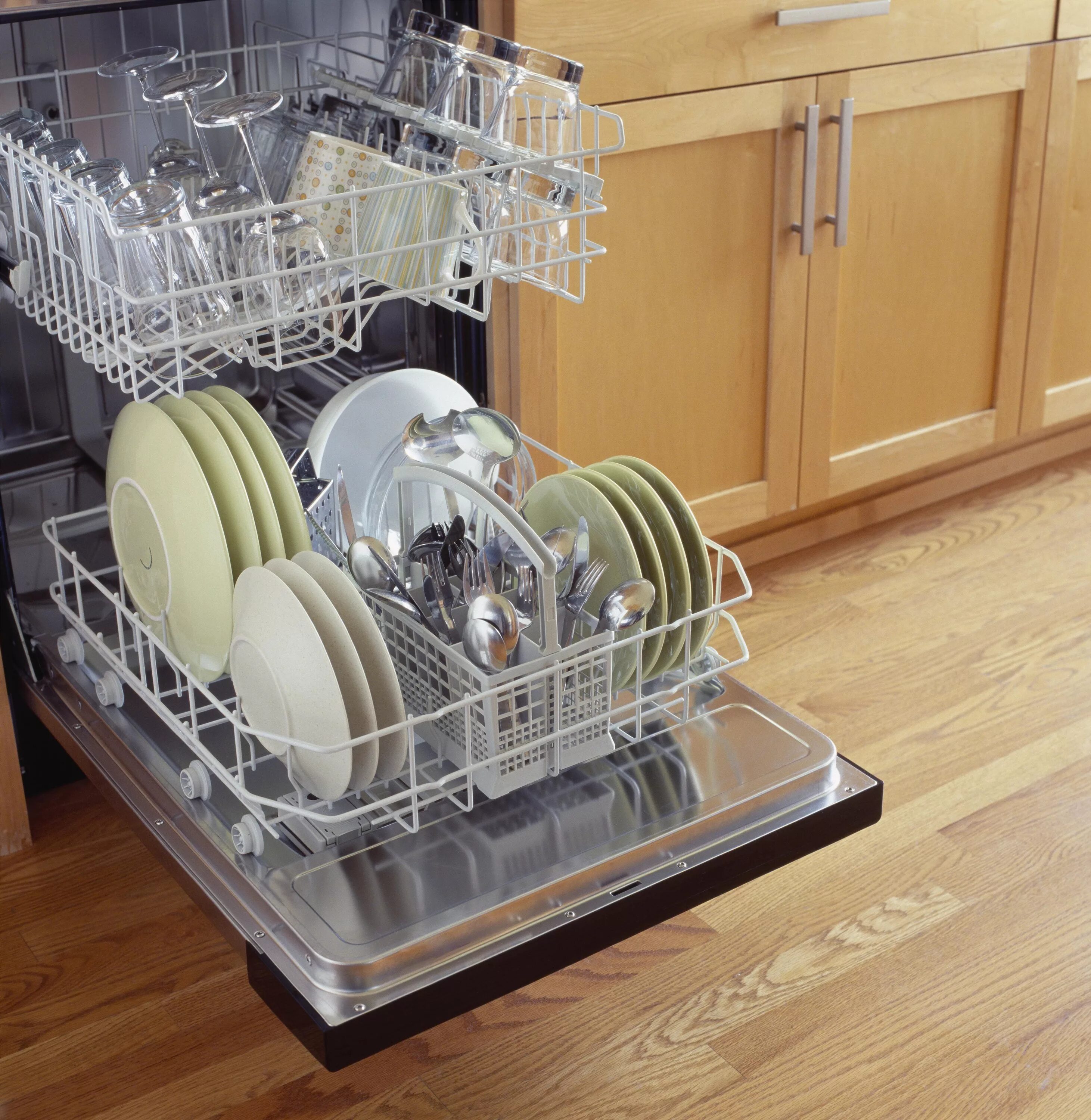 Посуда в посудомойке. Расстановка посуды в посудомоечной машине. Укладка посуды в посудомоечной машине. Правильная загрузка посуды в посудомоечную машину.