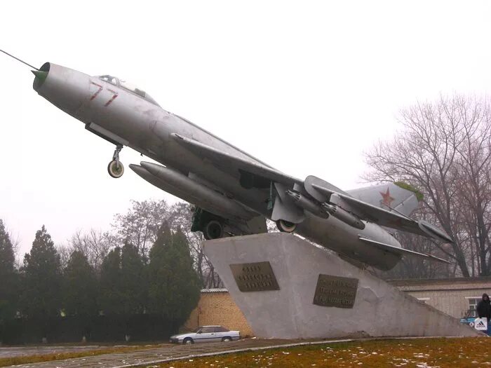 Таганрог самолет. А-40 «альбатрос» самолёты бериева. Авиа таганрог. Памятник су 7б в таганроге. Су-7б самолет.