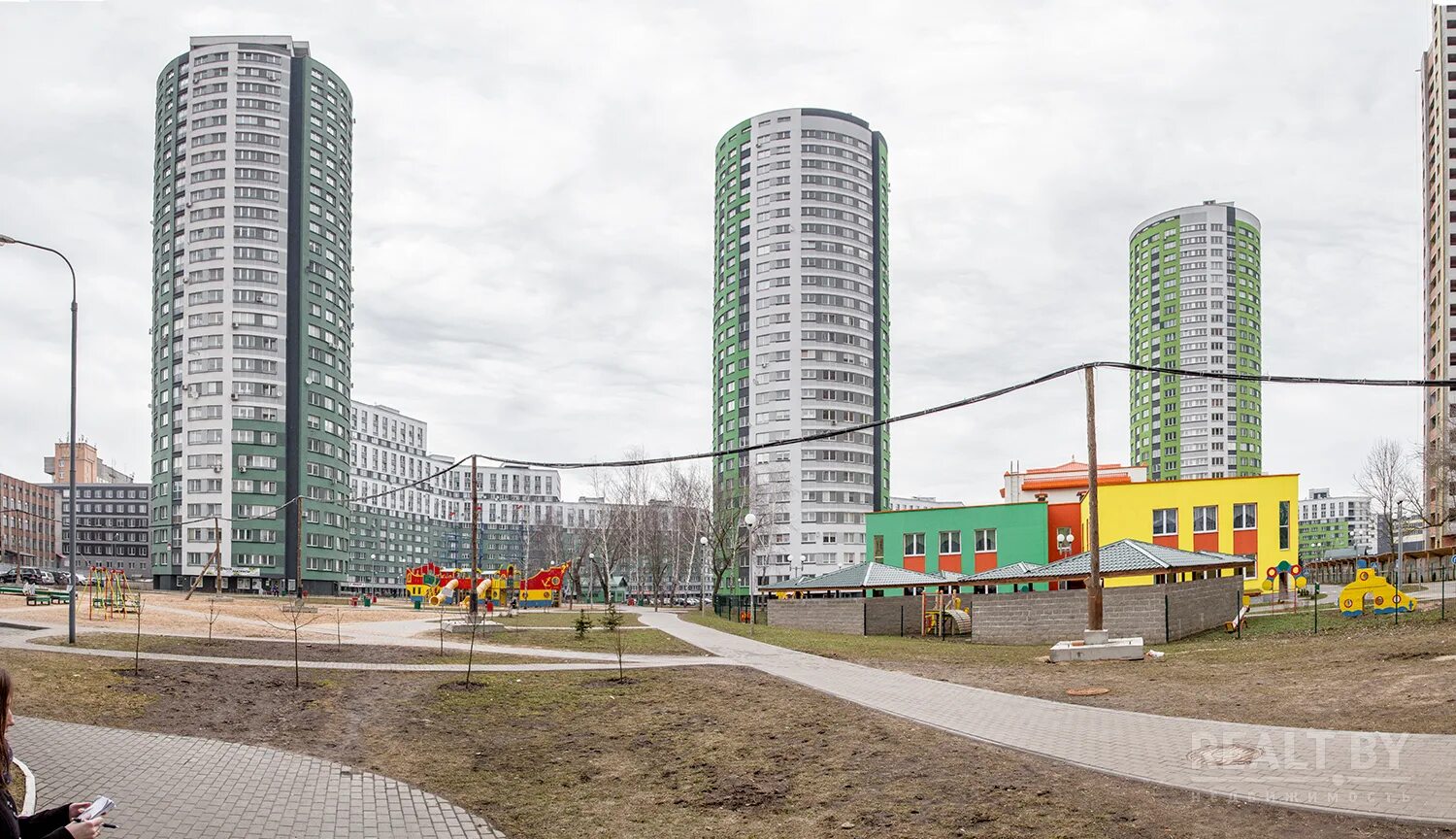 Минская 90. ЖК Каскад парковка. Парковка у жилого комплекса Каскад. ЖК Каскад фото паркинга. ЖК Каскад отзывы сотрудников.