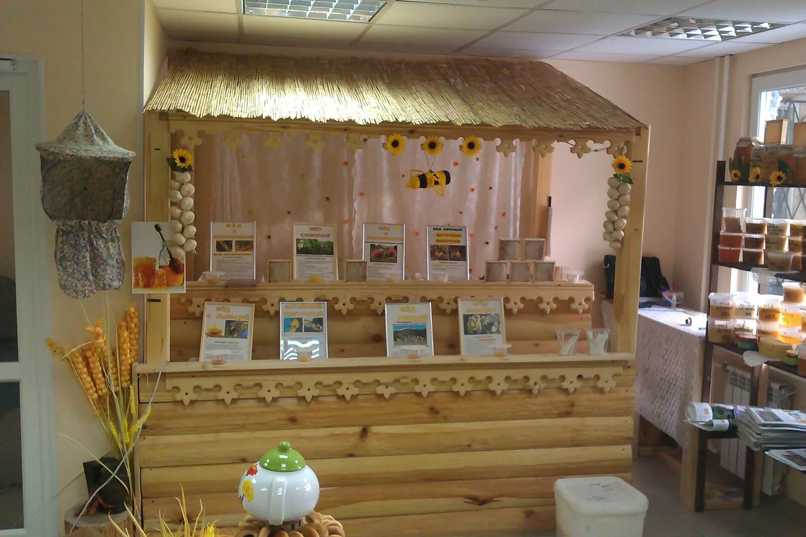 магазин меда. лавка с медом. витрина для меда. ассортимент меда в магазине. выкладка меда.