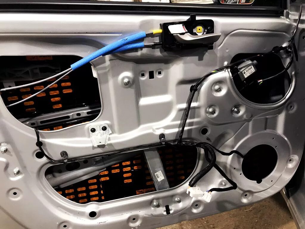 Ремонт двери соляриса. Шумка дверей солярис 2. шумоизоляция дверей солярис. дверь солярис. солярис крепление двери.