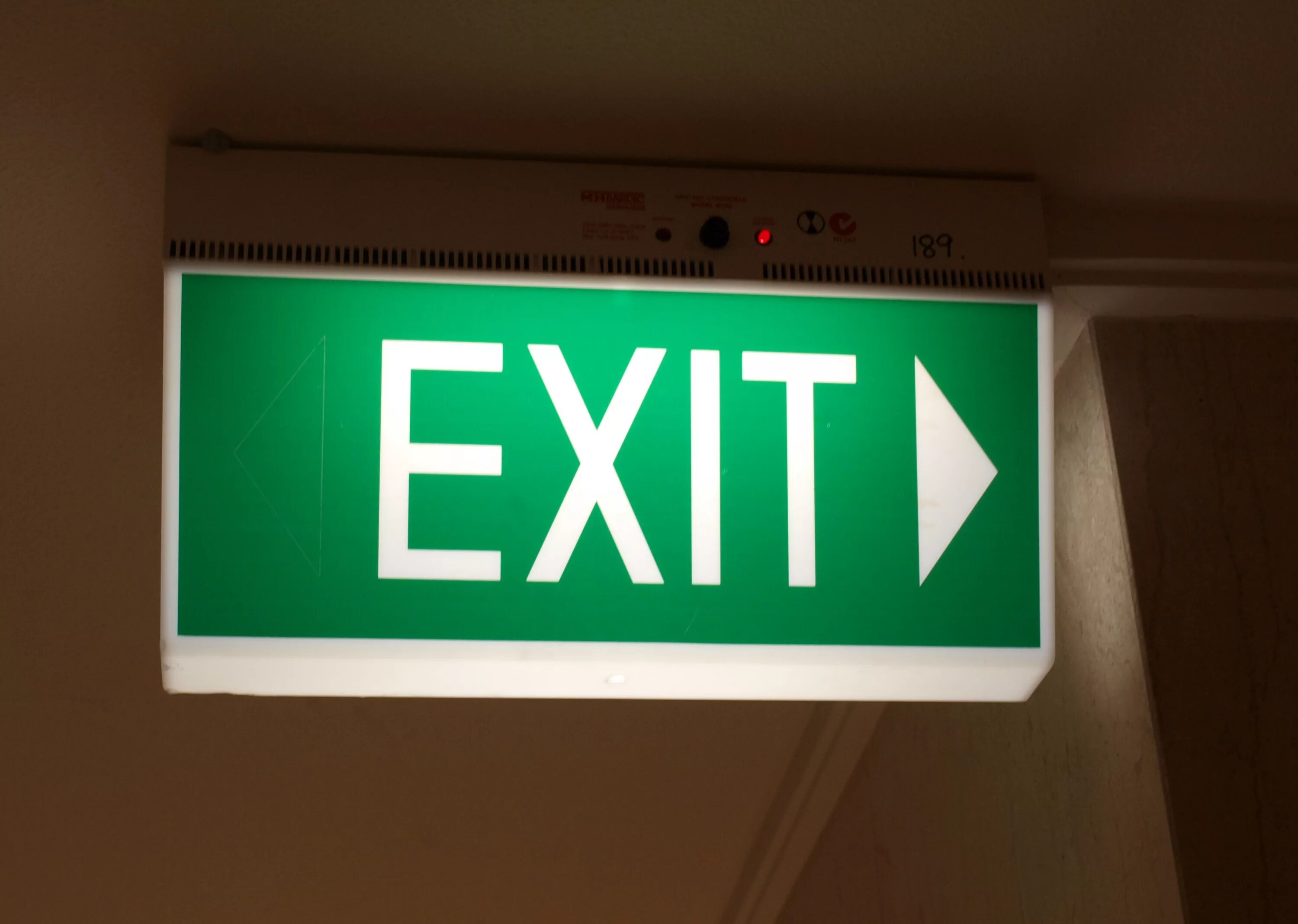 Вывеска exit. Табличка "выход". Знак «exit». Табличка ехит.