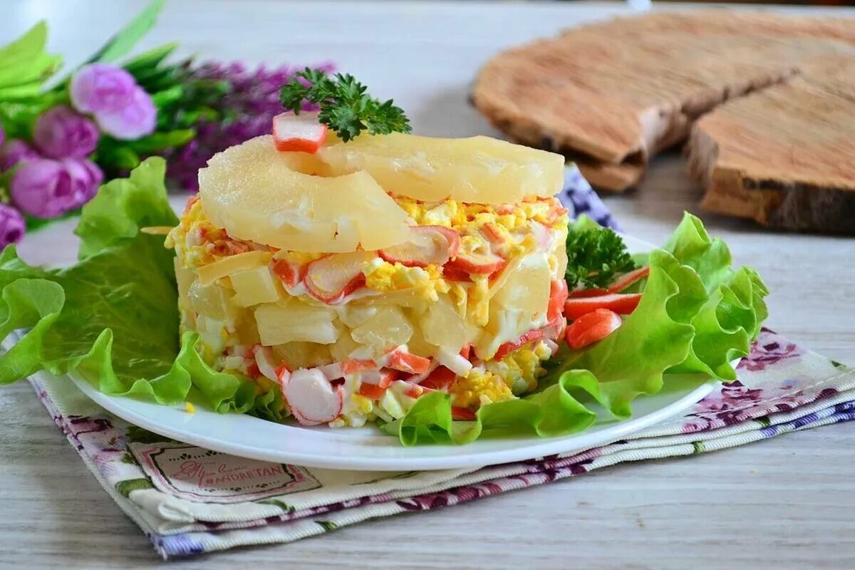 Салат курица ананас сыр яйцо чеснок. Салат с крабовыми палочками и ананасом. Салат сыр ананас крабовые палочки. Салат с крабовыми палочками и ананасом и сыром. Крабовый салат с анакомом.