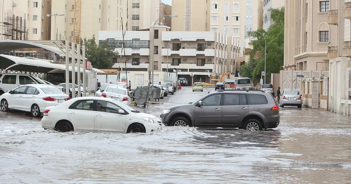 Доха наводнения. Дождь в Катаре. Саудовская Аравия последние новости наводнение. Показать видео наводнение в Катаре. Ситуация в дубае сегодня с наводнением