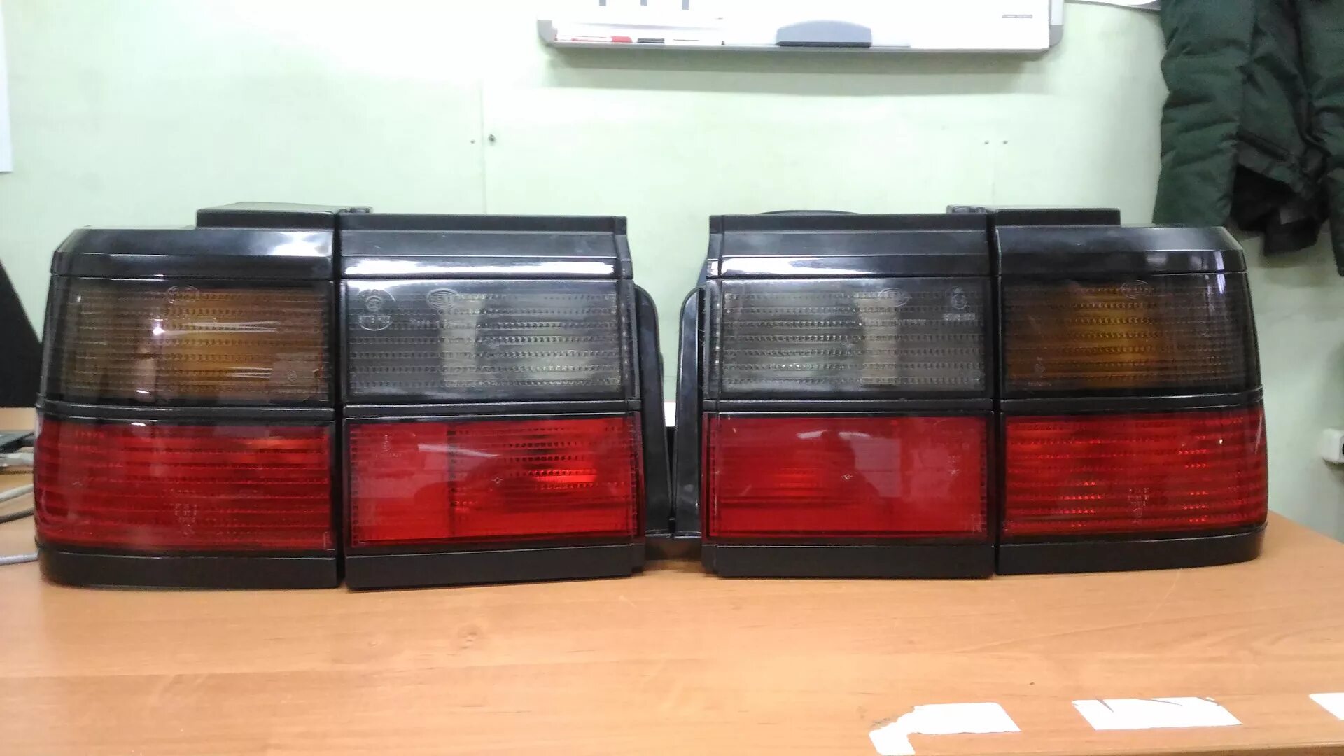 Три задний. Задние фонари митсубиси паджеро 3. Red фонари на ауди 100 с3. Задние фонари паджеро 4. Задние фонари форд фокус 3.