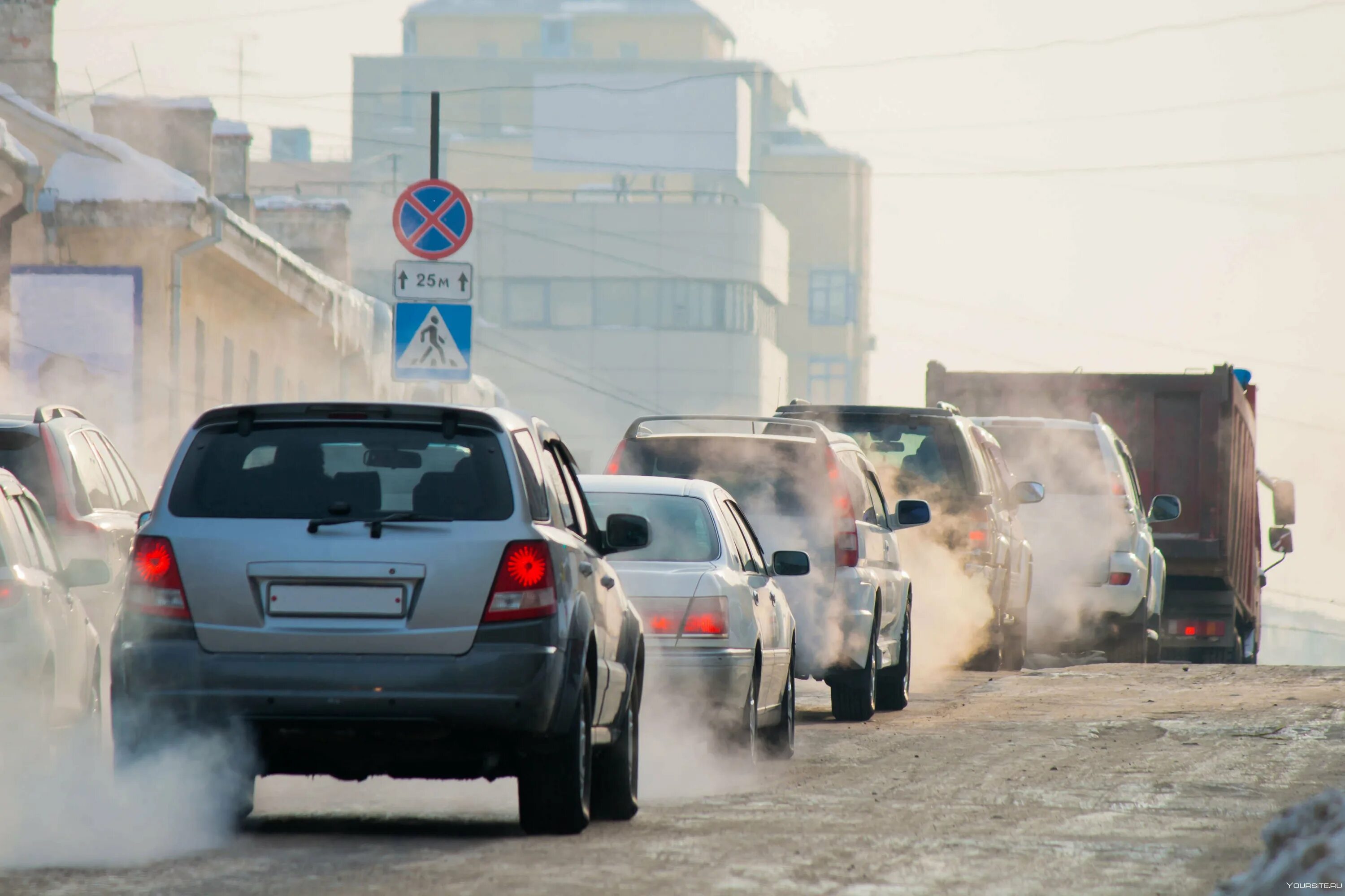 Выхлопные газы автомобилей воздух. Выхлопные ГАЗЫ автомобилей. Автомобили загрязняют воздух. Выхлоп машины. Загрязнение окружающей среды машинами.