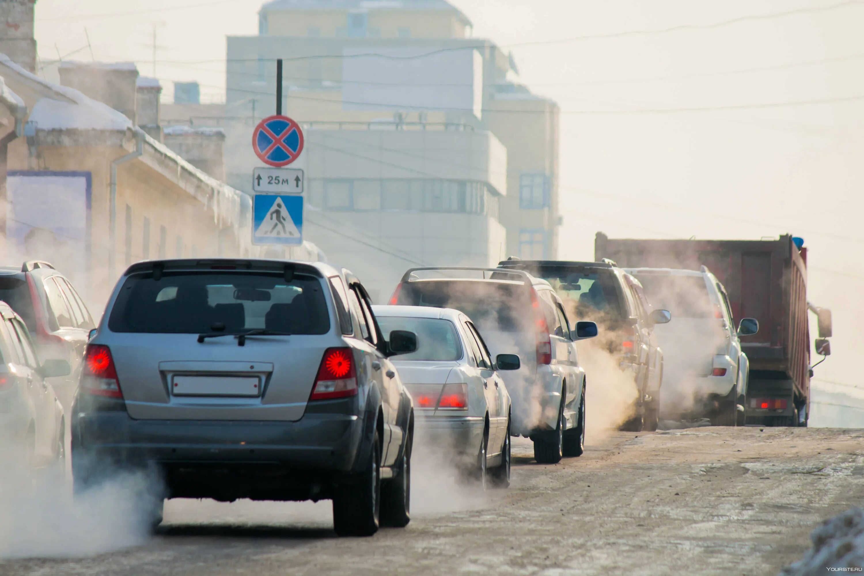 Выхлопные газы в городе. Выхлопные газы автомобилей. автомобили загрязняют воздух. выхлоп машины. загрязнение окружающей среды машинами.