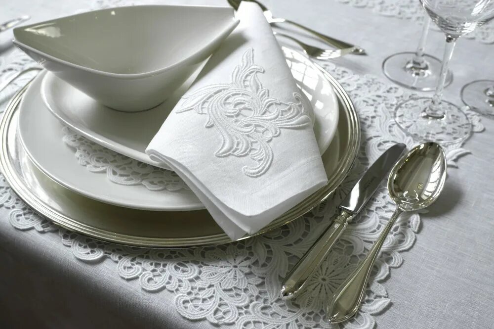 Новогодние салфетки на стол. Текстильные салфетки. Столовое белье для сервировки стола. Салфетки на стол. Зеленые салфетки на стол.
