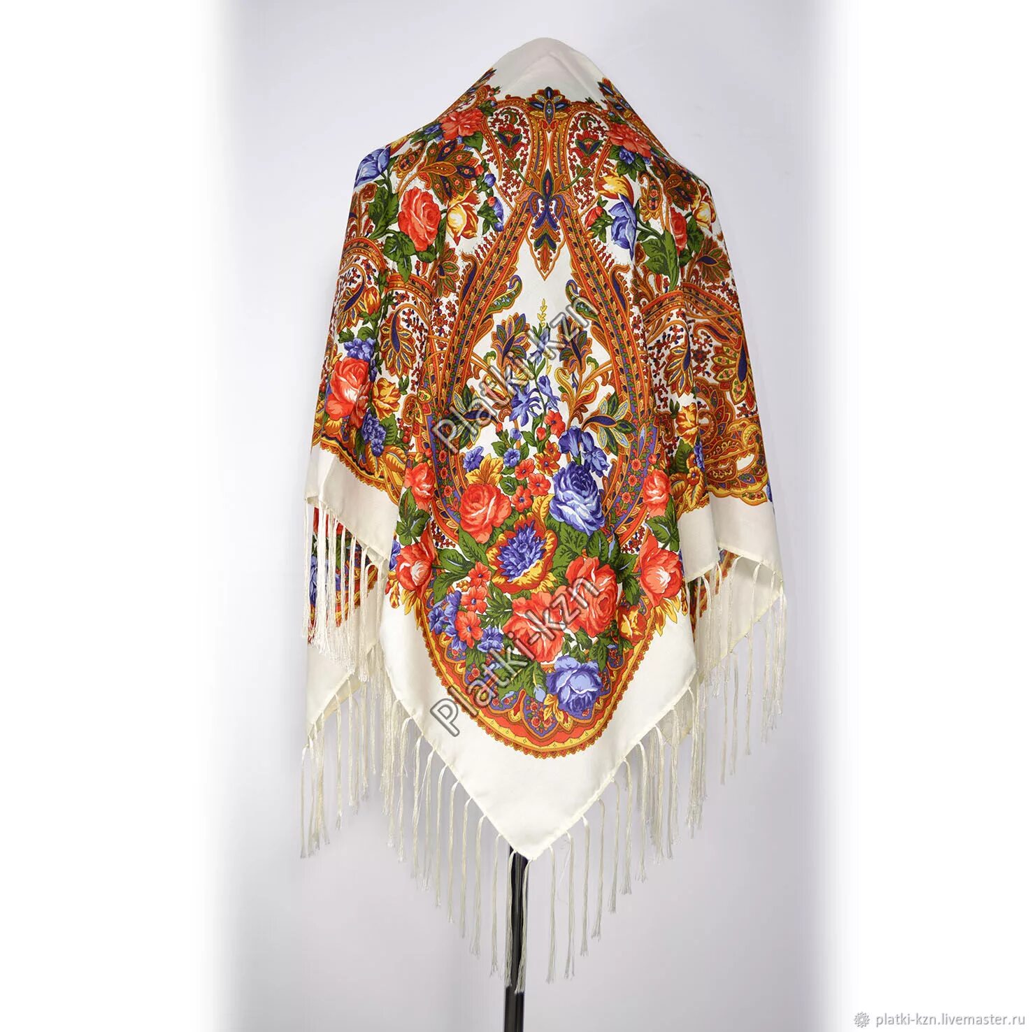 Как называется шаль. Шаль ренессанс фан ним тисдейл. Павлопосадский платок миндаль 10. Платок. Как называется шаль.
