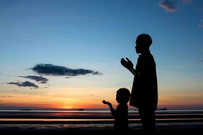 Все молятся сын без отца дочь. Папа с сыном на рассвете. Семья молится. Отец и сын картинки.