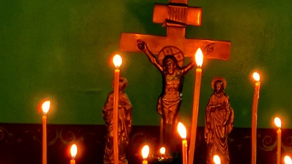 Суббота перед поминальная пасхой. В храме перед пасхой. Одежда на радоницу в церкви. Пасха пост. Пасхальная суббота.