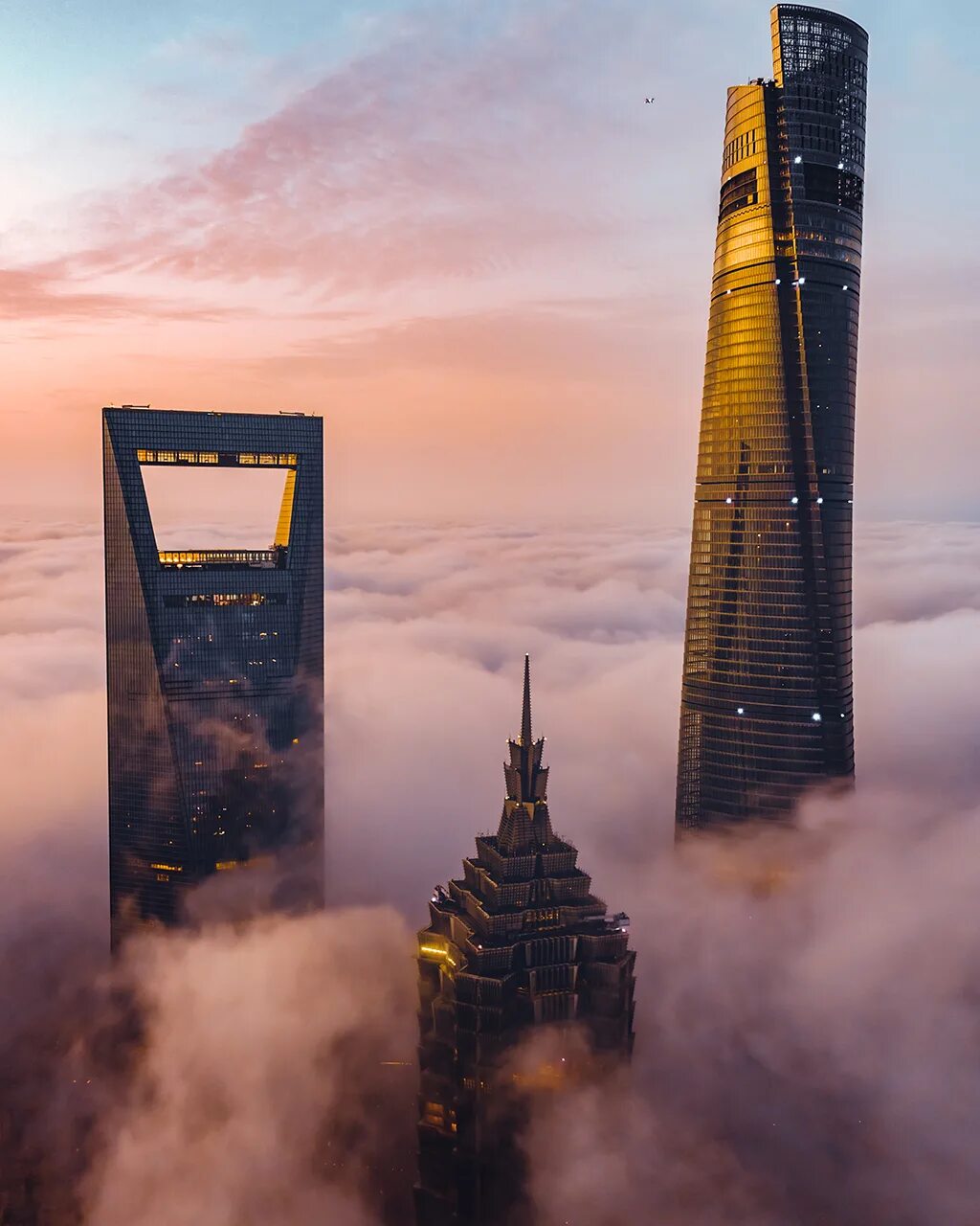 Остров небоскребов. Шанхай небоскребы. Шанхай высотки. Шанхайская башня. Шанхай небоскребы в тумане.
