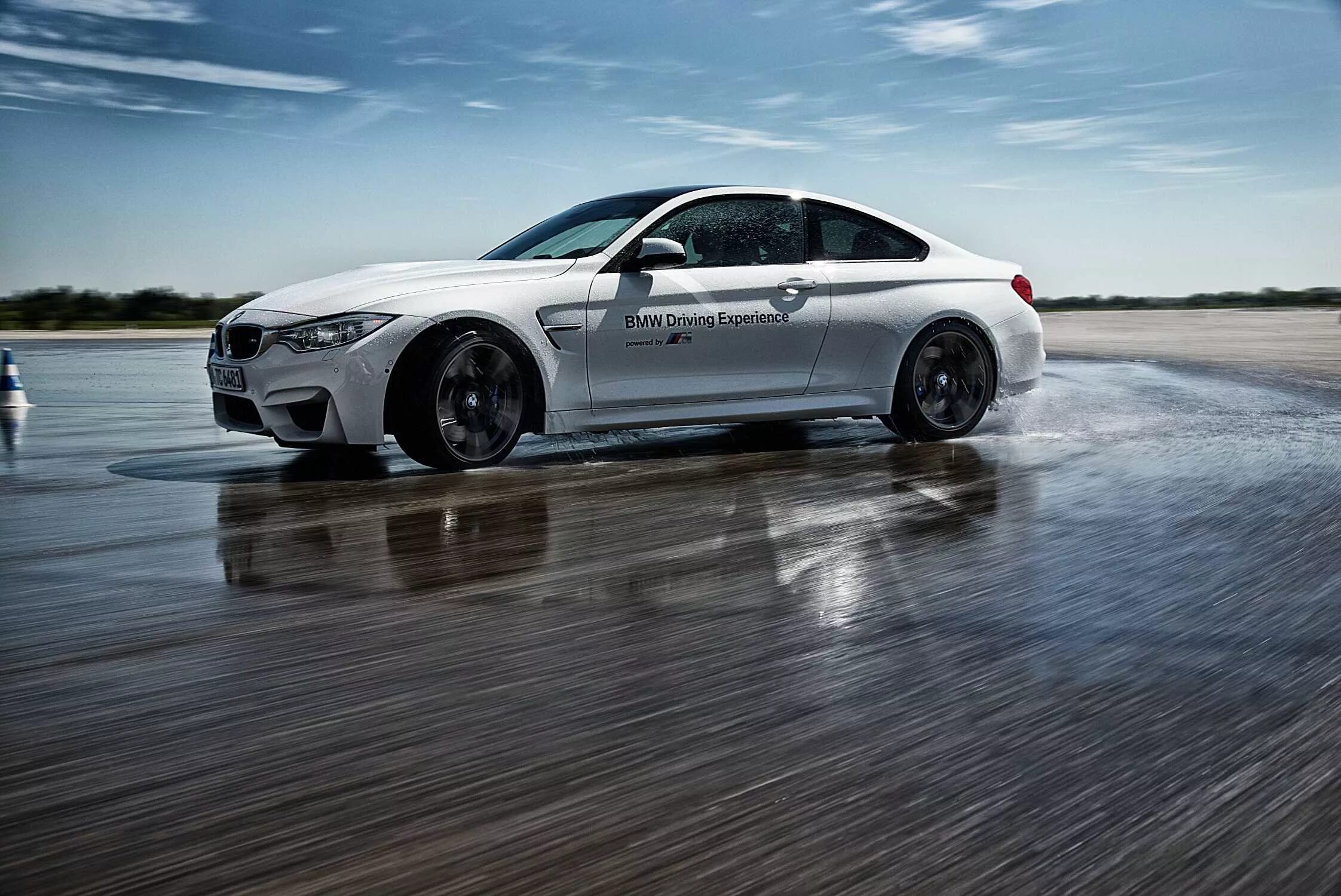 M drive bmw. BMW m4 Drift. BMW m4 драйв. BMW f10 Drift. BMW Driving experience m4.