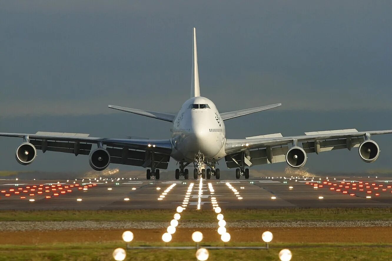 Самолет садится. Боинг 747 посадка. самолет посадка боинг 747. боинг 747 приземлился. боинг 747 взлетает.