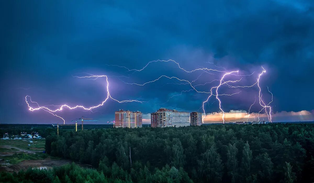 Прогноз сегодня балашиха. Молния. Гроза в Балашихе. Тобольск гроза. Янтарные грозы это.